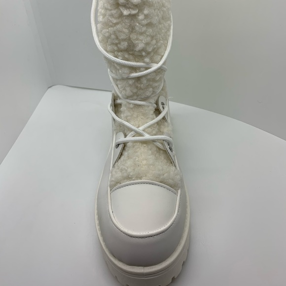 Woman’s 7.5 faux nubuck white boots 👢 - Picture 2 of 13